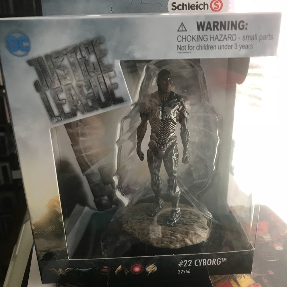 Justice League Cyborg collectible action figure